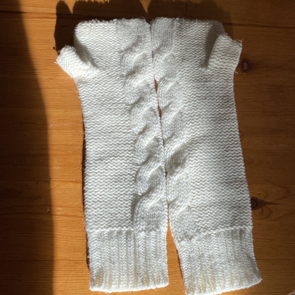3 for 15$ Fingerless white cable knit mittens gloves. Small. - Picture 3 of 4